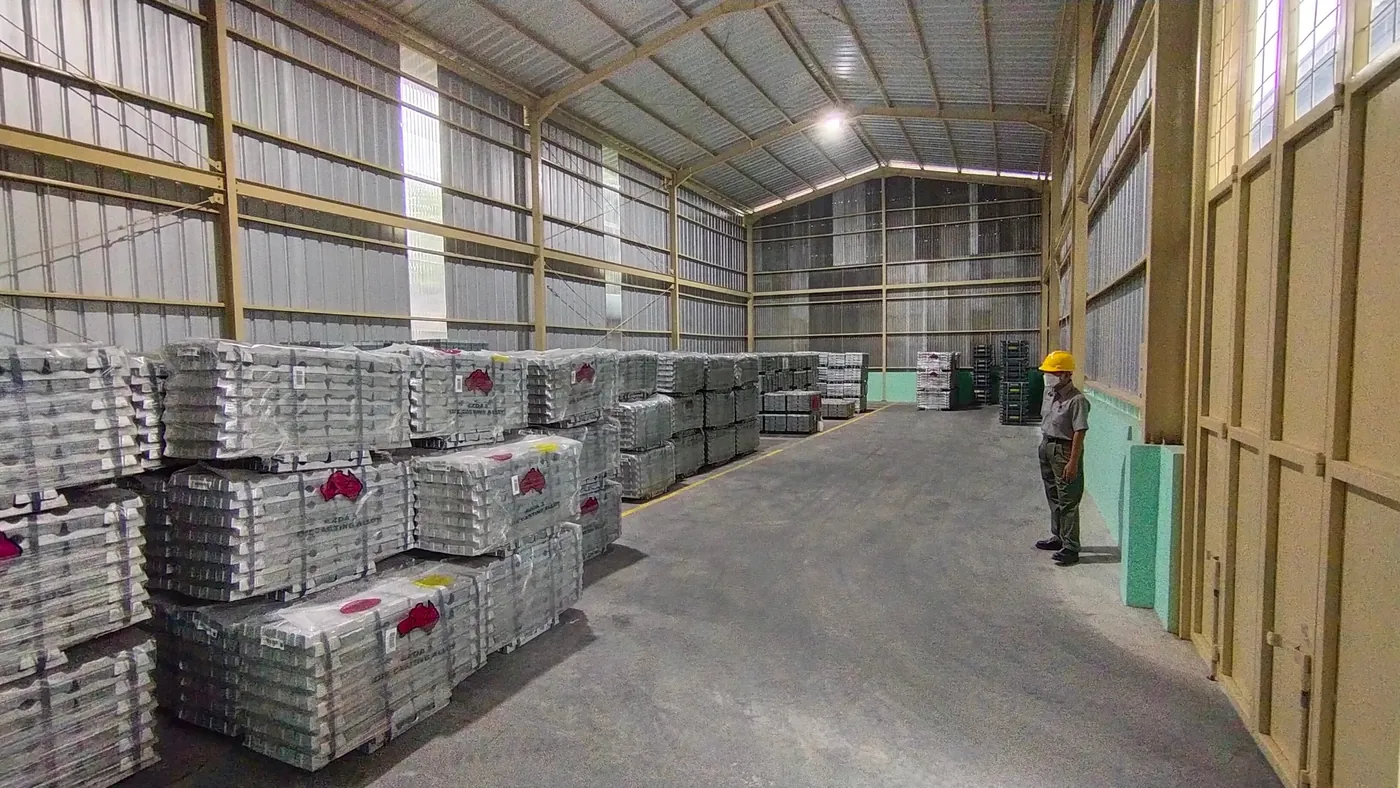 Ustrada warehouse with zinc alloy stock